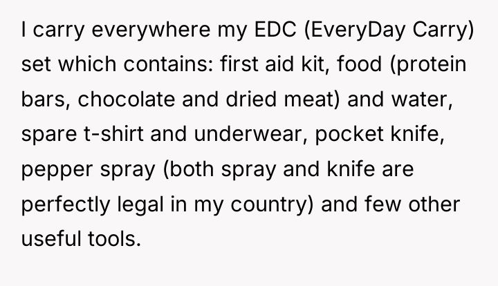 I carry everywhere my EDC (EveryDay Carry) set which contains:...